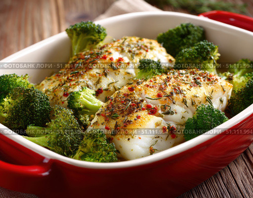 Creamy Parmesan baked white fish fillet with broccoli in a red ceramic dish on a wooden table. Close-up shot, delicious-looking food. Pan Seared Halibut with a white sauce, bright studio lighting. Стоковое AI-изображение, AI-художник Марина Демидюк / Фотобанк Лори