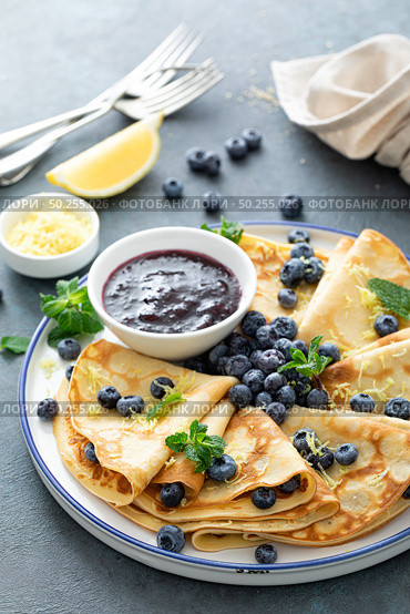 Crepes, thin pancakes with blueberry jam and fresh berries with lemon zest. Стоковое фото, агентство Ingram Publishing / Фотобанк Лори
