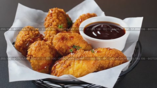 Crispy chicken nuggets with barbecue sauce in a basket. Стоковое AI-видео, аниматор Юрий Поздников / Фотобанк Лори