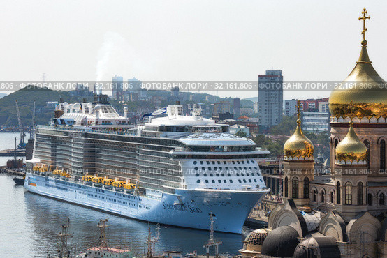 Cruise ship "Spectrum of the Seas" for the first time moored in the Russian port of Vladivostok (2019 год). Редакционное фото, фотограф Василий Князев / Фотобанк Лори