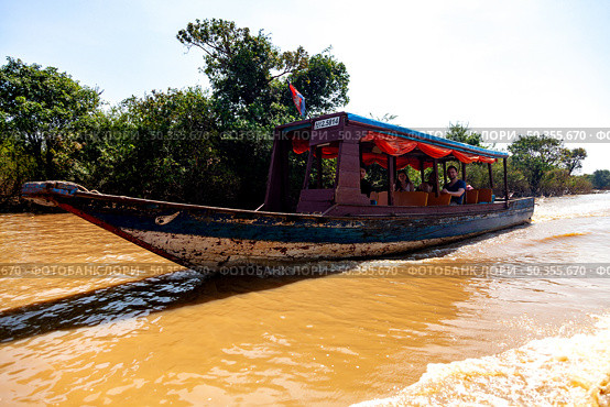 Cruising Along Tonle Sap, Witnessing the Cambodian Lifestyle (2014 год). Редакционное фото, фотограф Aleksandr Golubev / Фотобанк Лори