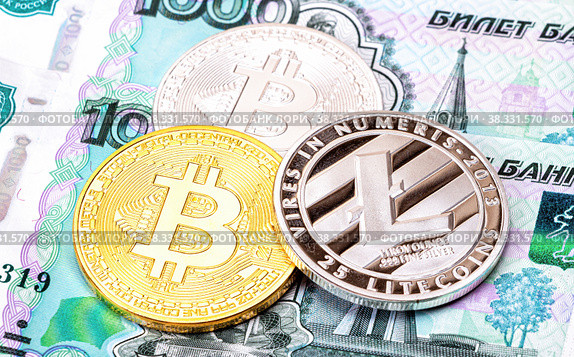 Cryptocurrency coins lying on the russian ruble banknotes. Стоковое фото, фотограф FotograFF / Фотобанк Лори