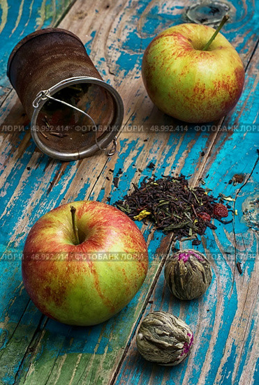 Cup of brewed tea,welding and ripe apple on new background. Стоковое фото, агентство Ingram Publishing / Фотобанк Лори