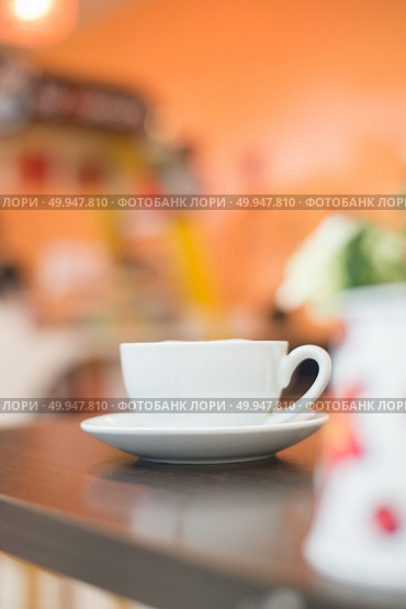 Cup of cappuccino at coffee shop background. . Стоковое фото, агентство Ingram Publishing / Фотобанк Лори