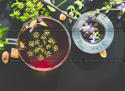 Cup of fennel tea and strainer on dark rustic background, top view. Стоковое фото, агентство Ingram Publishing / Фотобанк Лори