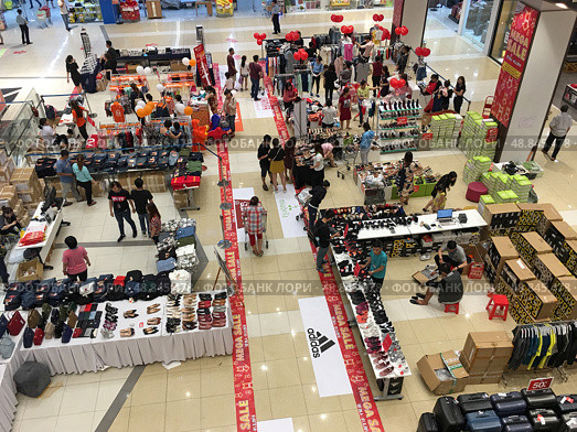 Customers at AEON Mall Binh Tan in Ho Chi Minh City, Vietnam (2019 год). Редакционное фото, фотограф Александр Подшивалов / Фотобанк Лори