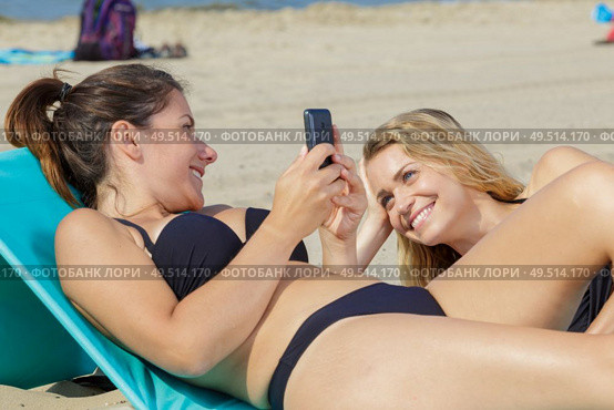 cutie girls having a good time on vacation. Стоковое фото, агентство Ingram Publishing / Фотобанк Лори