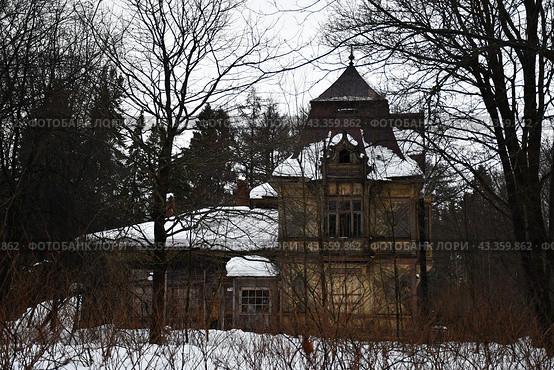 Дача Месмахера, старый дом в лесу (2022 год). Редакционное фото, фотограф Алексей Поликарпов / Фотобанк Лори