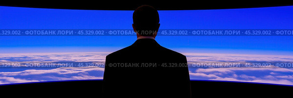 Дальновидное лидерство: бизнес-лидер, размышляющий о будущем выше облаков. Стоковое AI-изображение, AI-художник ФотоИнтеллект / Фотобанк Лори