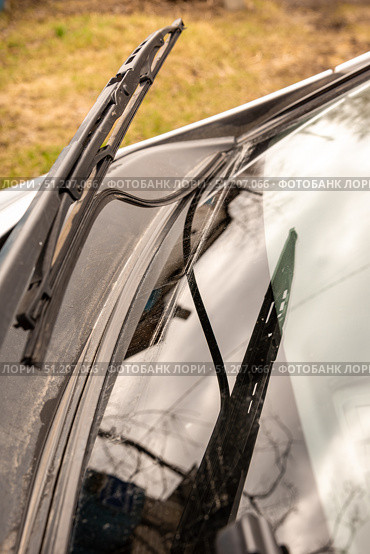 Damaged Windshield Wiper Blade Needs Replacement. Стоковое фото, фотограф Дмитрий Коростылев / Фотобанк Лори