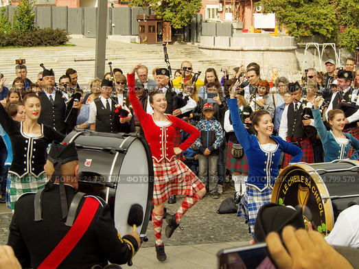 Dance during a pipes show (2016 год). Редакционное фото, фотограф Павел Кулинич / Фотобанк Лори