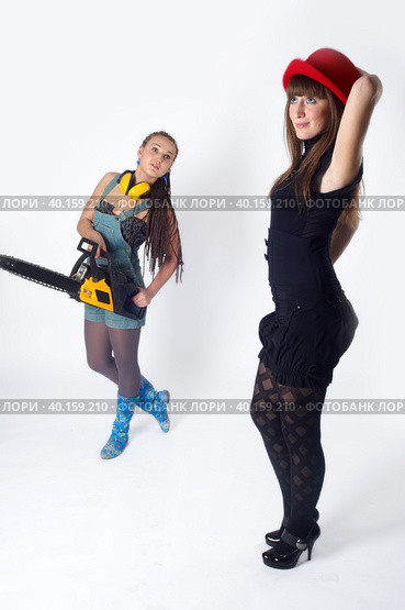 Danger young woman with chainsaw. Стоковое фото, фотограф Сергей Буторин / Фотобанк Лори