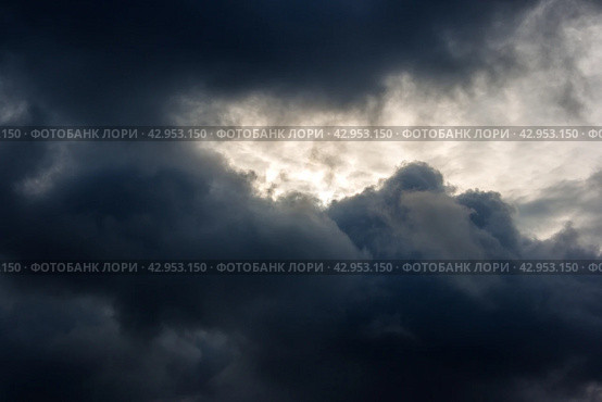 Dark dense gloomy dramatic thundercloud. Стоковое фото, фотограф Радомир Тарасов / Фотобанк Лори