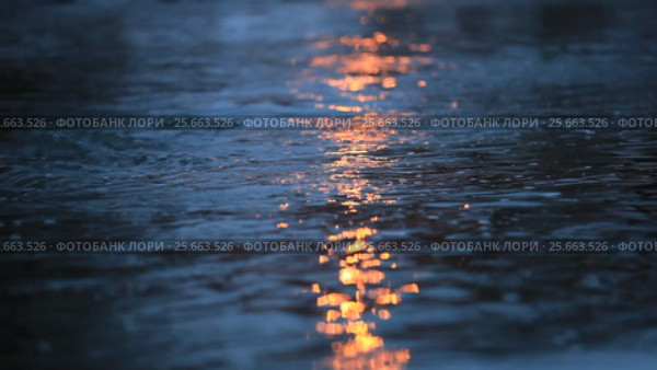Dark river plays with the light at sunset. Стоковое видео, видеограф Яна Королёва / Фотобанк Лори
