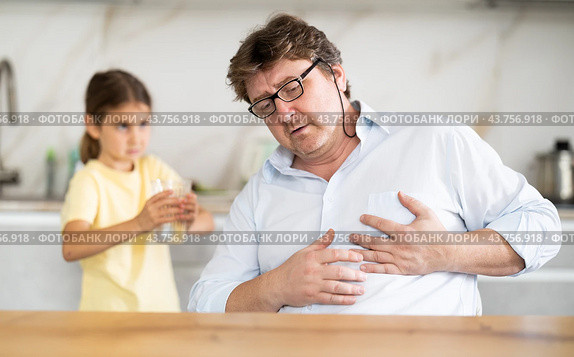 Daughter gives water to father whose heart hurts. Стоковое фото, фотограф Татьяна Яцевич / Фотобанк Лори