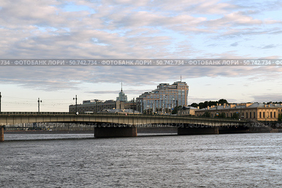 Dawn. Liteyny Bridge across Neva river in Saint Petersburg, Russia. Редакционное фото, фотограф Валерия Попова / Фотобанк Лори
