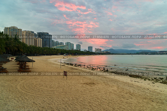Dawn on the Dadonghai Beach on the tourist island of Hainan (2017 год). Редакционное фото, фотограф Юлия Машкова / Фотобанк Лори