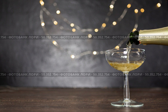 decoration with pouring champagne glass. Стоковое фото, агентство Ingram Publishing / Фотобанк Лори