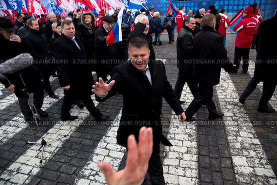 Делегация Крымского парламента приветствует россиян на митинге-концерте "Мы вместе" в поддержку присоединения Крыма и Севастополя к России на Красной площади города Москвы 18 марта 2014. Редакционное фото, фотограф Николай Винокуров / Фотобанк Лори