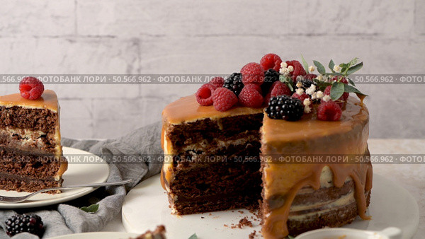 Delicious caramel cake with blackberries and raspberries. Стоковое фото, агентство Ingram Publishing / Фотобанк Лори