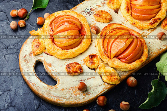 Delicious fall pie with apples and hazelnut paste. Apple mini pie. Autumn dessert.. Pie with apples and hazelnuts. Стоковое фото, агентство Ingram Publishing / Фотобанк Лори