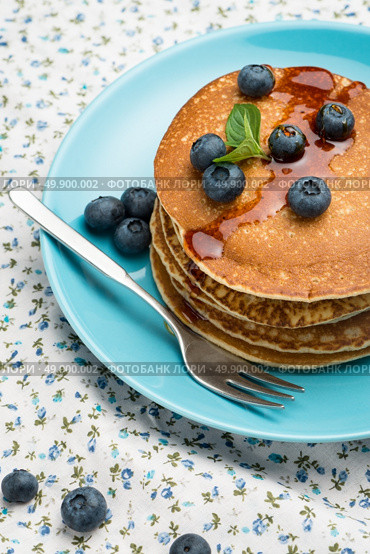 Delicious golden pancakes with fresh blackberries. Стоковое фото, агентство Ingram Publishing / Фотобанк Лори