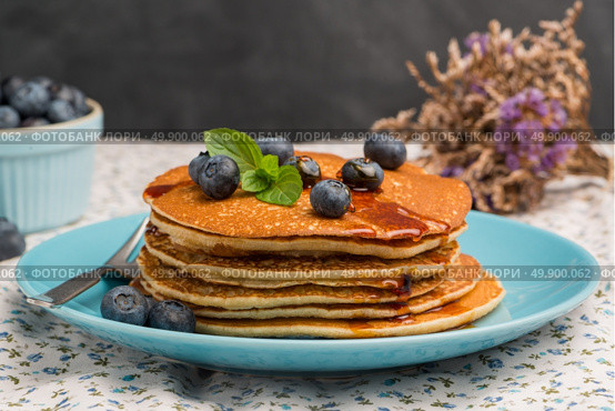 Delicious golden pancakes with fresh blackberries. Стоковое фото, агентство Ingram Publishing / Фотобанк Лори