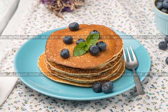Delicious golden pancakes with fresh blackberries. Стоковое фото, агентство Ingram Publishing / Фотобанк Лори