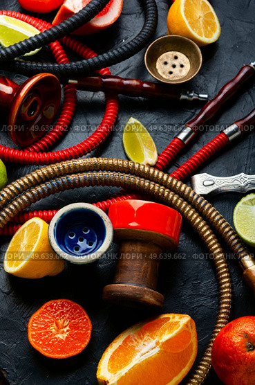 Delicious hookah with orange, lime, lemon and grapefruit. Making hookah.. Smoking shisha with citrus fruits. Стоковое фото, агентство Ingram Publishing / Фотобанк Лори