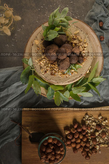 Delicious naked coffee and hazelnuts cake on table rustic wood kitchen countertop. Стоковое фото, агентство Ingram Publishing / Фотобанк Лори
