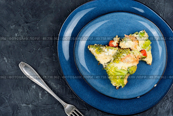 Delicious omelette with broccoli, shrimp and tomato. Ketogenic lunch.. Omelet stuffed with broccoli and shrimp. Стоковое фото, агентство Ingram Publishing / Фотобанк Лори