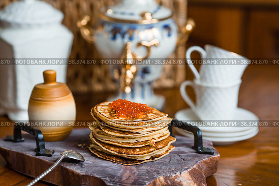 Delicious pancakes with red caviar. Russian and Ukrainian cuisine. The concept of the Russian holiday Maslenitsa. Стоковое фото, фотограф Photojuli / Фотобанк Лори
