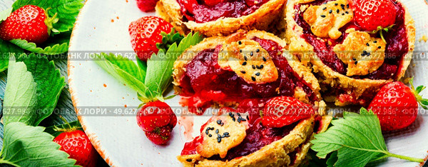 Delicious tartlets with berry jam.Cake with strawberries.Long banner. Summer tartlets with strawberries,extra wide. Стоковое фото, агентство Ingram Publishing / Фотобанк Лори