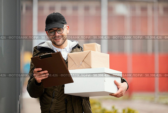 delivery male with packages 17. Стоковое фото, агентство Ingram Publishing / Фотобанк Лори