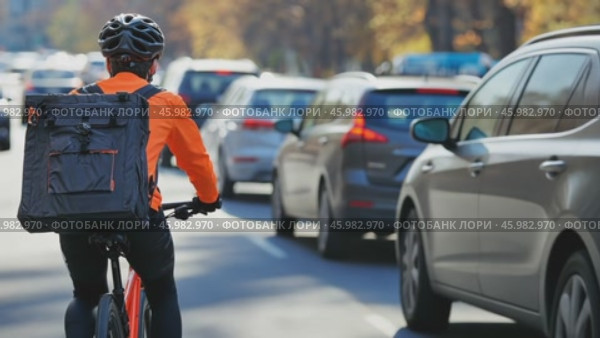 Delivery rider navigating traffic on bicycle. Стоковое AI-видео, аниматор Юрий Поздников / Фотобанк Лори