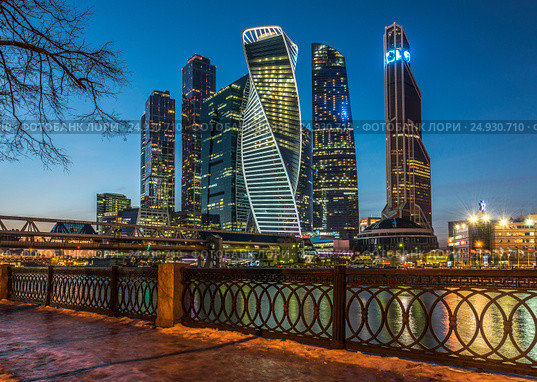 Деловой центр "Москва-Сити" в вечерних сумерках (2016 год). Редакционное фото, фотограф Николай Сачков / Фотобанк Лори