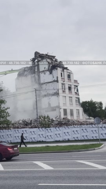 Demolition of old dilapidated buildings in Moscow. Russia. Moscow. 21.05.2025. Редакционное видео, видеограф Ярославский Максим / Фотобанк Лори