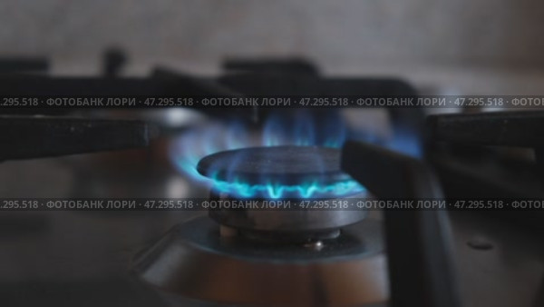 Demonstrating techniques for safe cooking on a gas stove, focusing on managing flame heights and ensuring optimal kitchen safety measures while preparing meals. Стоковое видео, видеограф Терехова Марина / Фотобанк Лори