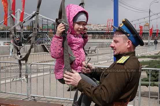 Демонстрация парашютной системы на выставке военной техники в Центральном парке культуры и отдыха им. М. Горького Москвы (2022 год). Редакционное фото, фотограф Free Wind / Фотобанк Лори