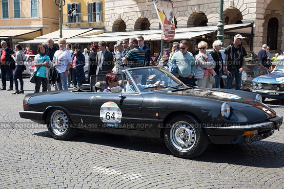 Демонстрация ретро-автомобилей в Вероне. Alfa Romeo Spider - кабриолет с кузовом типа "Родстер", выпускаемый итальянской компанией Alfa Romeo. (2017 год). Редакционное фото, фотограф Наталья Волкова / Фотобанк Лори