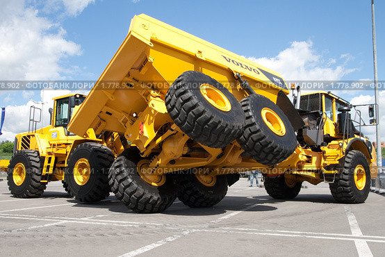 Демонстрация возможностей сочлененного самосвала Volvo A35E (2010 год). Редакционное фото, фотограф Журавлев Андрей / Фотобанк Лори