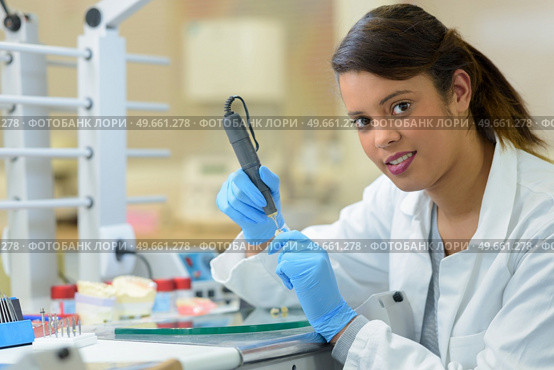 dental technician looking at the camera. Стоковое фото, агентство Ingram Publishing / Фотобанк Лори