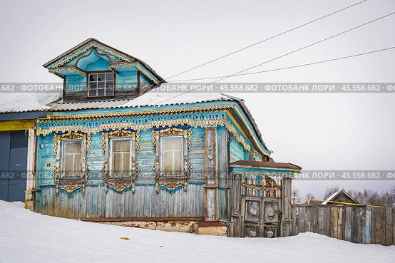 Деревенский дом с резной калиткой и наличниками (2023 год). Редакционное фото, фотограф Илья Старков / Фотобанк Лори