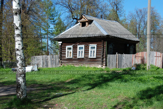 Деревенский жилой дом. Улица Мира, 28. Город Мышкин. Мышкинский район. Ярославская область. Россия (2010 год). Стоковое фото, фотограф lana1501 / Фотобанк Лори