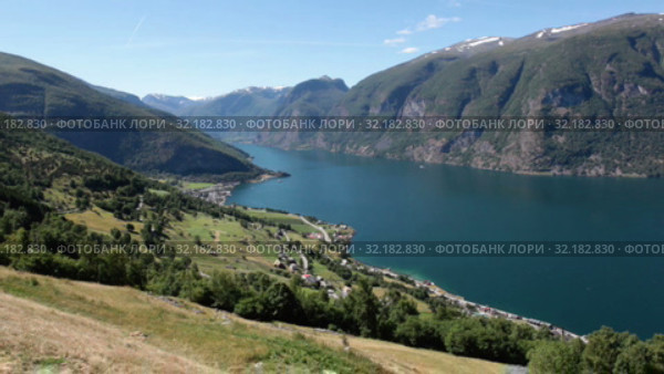 Деревня Aurlandsvangen, река Aurlandselvi в коммунe Aurland, губерния Согн-ог-Фьюране (Sogn og Fjordane), Норвегия. Вид сверху (2019 год). Стоковое видео, видеограф Кекяляйнен Андрей / Фотобанк Лори