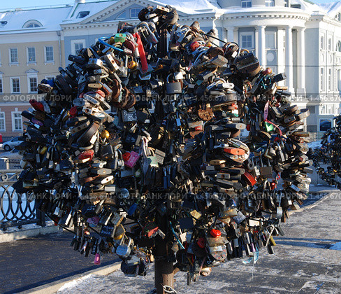 Дерево с замками новобрачных на Лужковом мосту. Москва (2010 год). Редакционное фото, фотограф E. O. / Фотобанк Лори