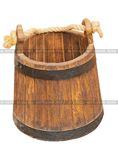 Деревянная бадья на белом фоне. Wooden bucket isolated on white background. Стоковое фото, фотограф Татьяна Д / Фотобанк Лори