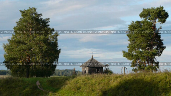 Деревянная часовня на холме. Стоковое видео, видеограф Андрей Ежов / Фотобанк Лори