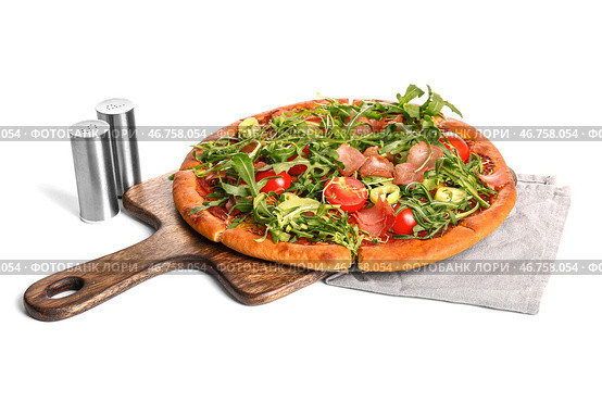 Деревянная дощечка с вкусной пиццей с томатами и рукколой на белом фоне. Стоковое фото, фотограф Pixel_shot / Фотобанк Лори