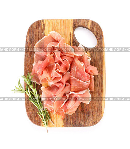 Деревянная доска с ломтиками вкусной ветчины и розмарином на белом фоне. Стоковое фото, фотограф Pixel_shot / Фотобанк Лори